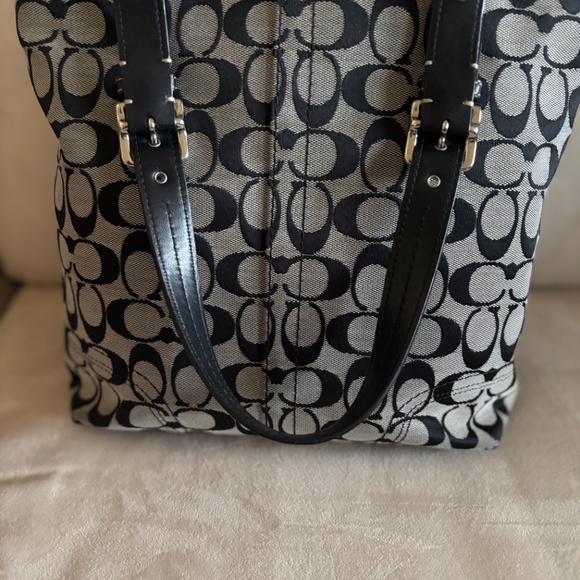 Catch Tote Bag with Matching Wallet - Picture 5 of 9